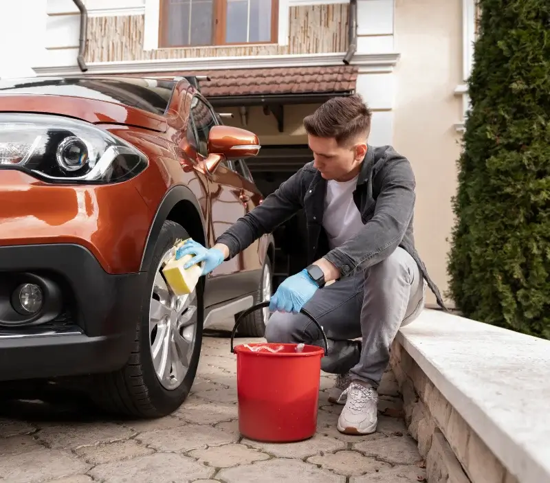 Lavage auto à domicile Montchamp : professionnel intervenant sur un véhicule